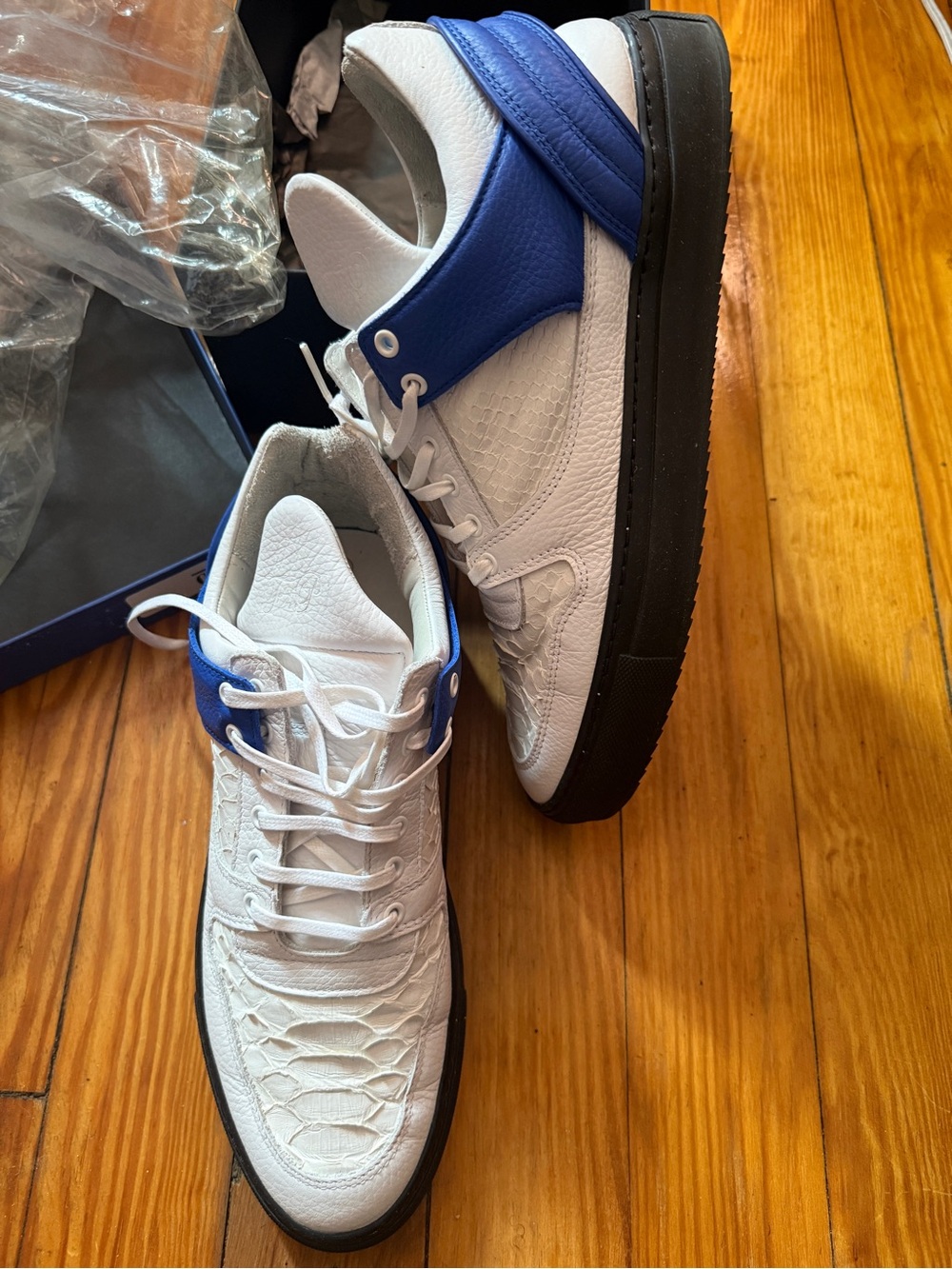 Men's White & Blue Low-Top Sneakers ( Filling pieces)